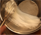 かぶの皮をむいてすりおろして軽く水をきる。泡立てた卵白と混ぜ合わせて塩で味付けする
